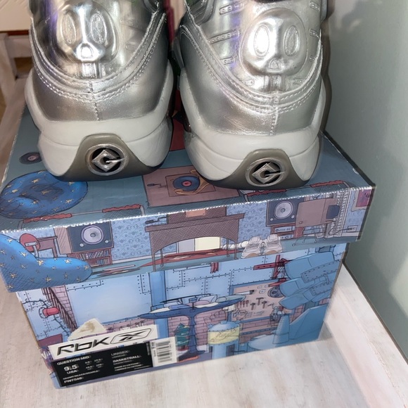 Size 9.5 -Reebok Question Mid x Illumination's Minions Gru's Lab 2020 Basketball - Picture 4 of 11